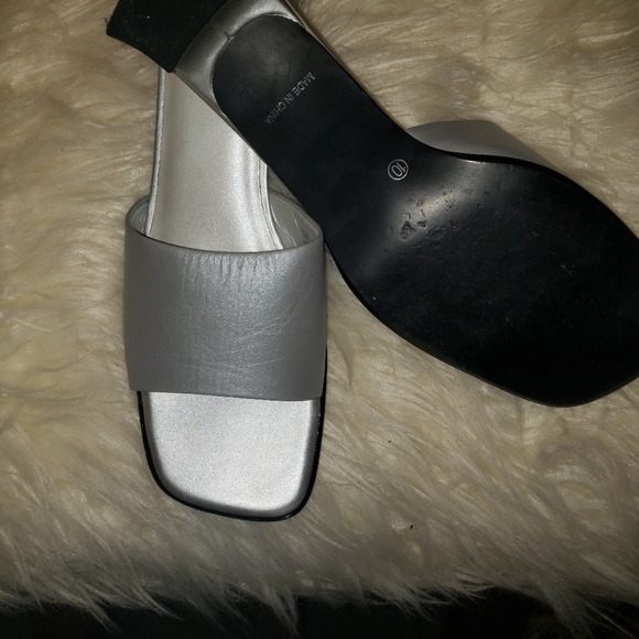 Laura Scott Slides - Picture 3 of 4